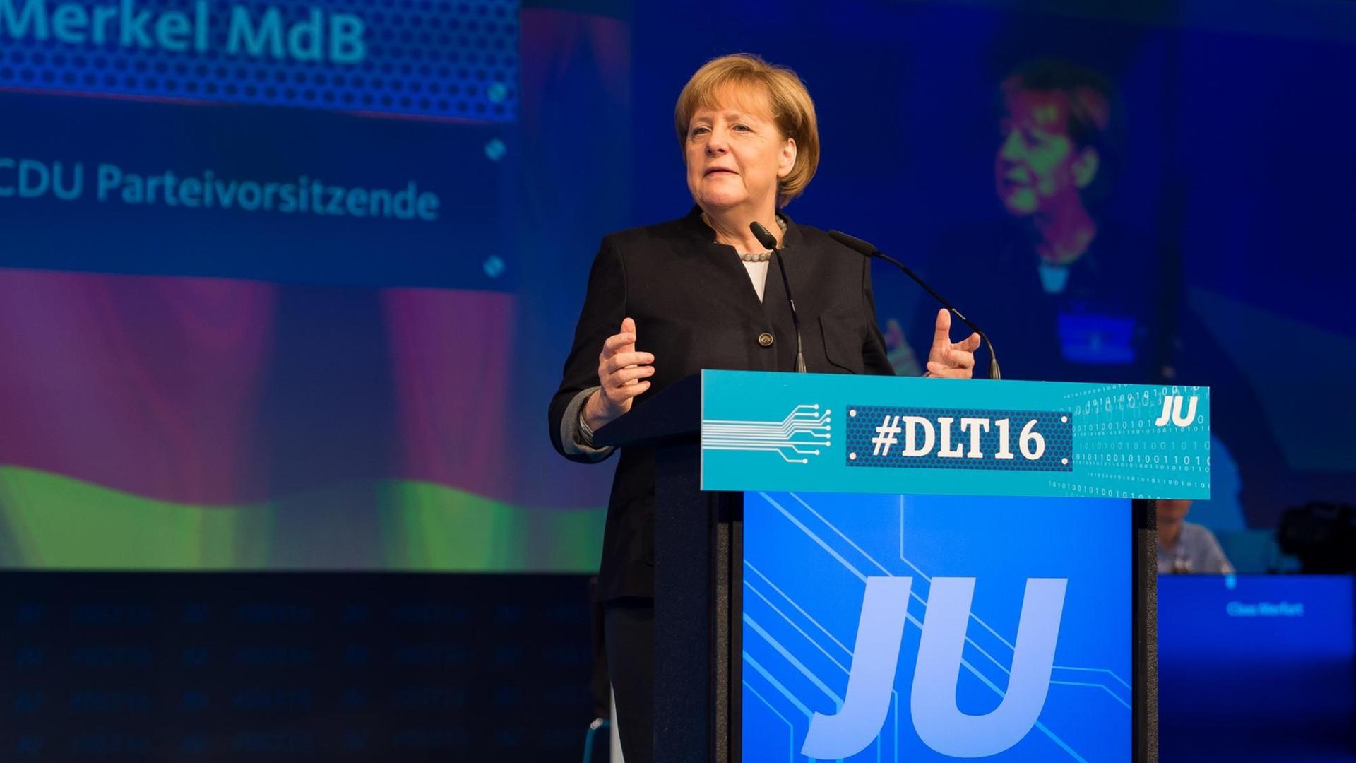 Bundeskanzlerin Angela Merkel spricht in Paderborn auf dem Deutschlandtag der Jungen Union.