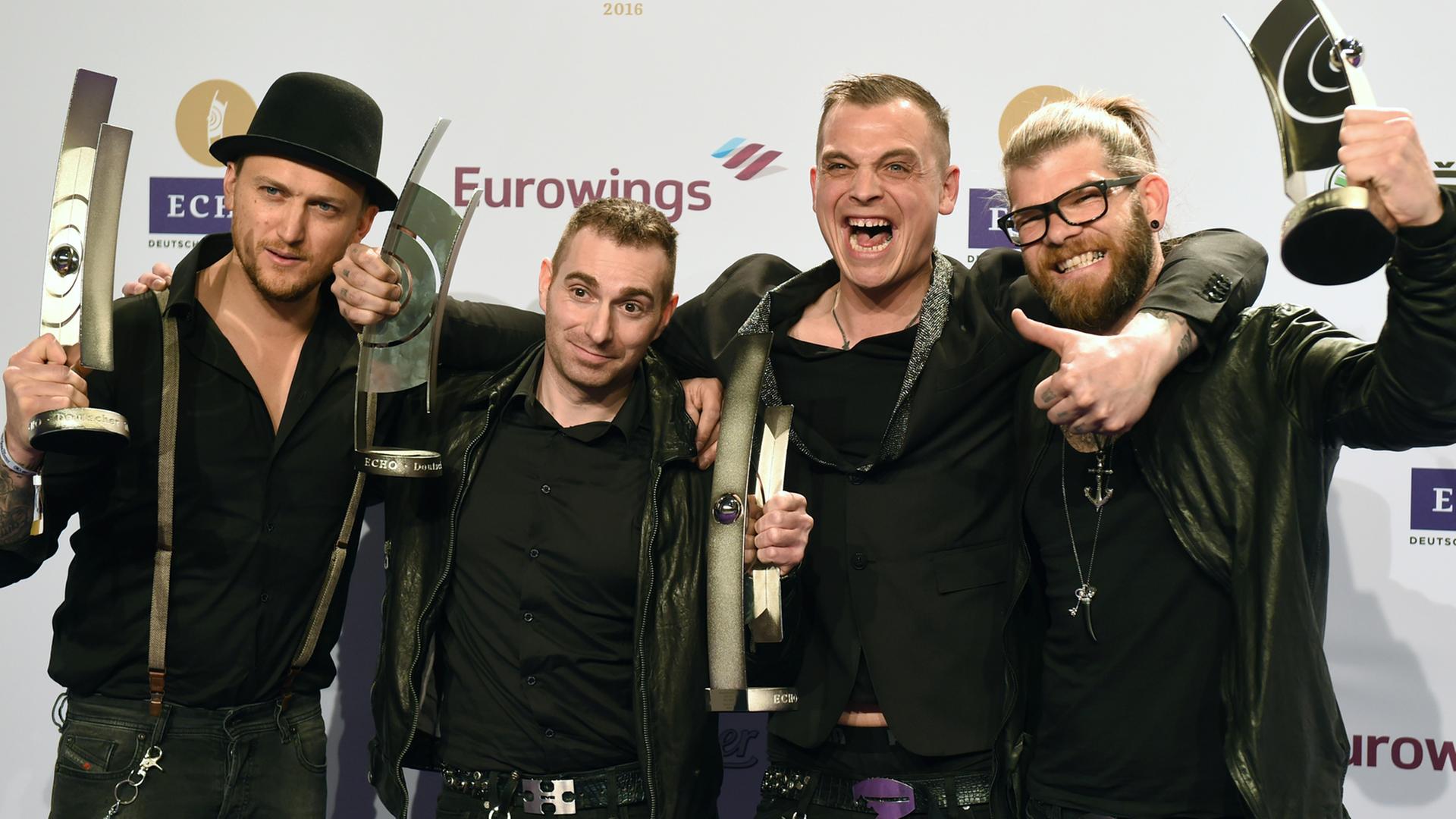 Die Band Frei.Wild freut sich am 7. April 2016 in Berlin über die Auszeichnung in der Kategorie "Rock/Alternative National".