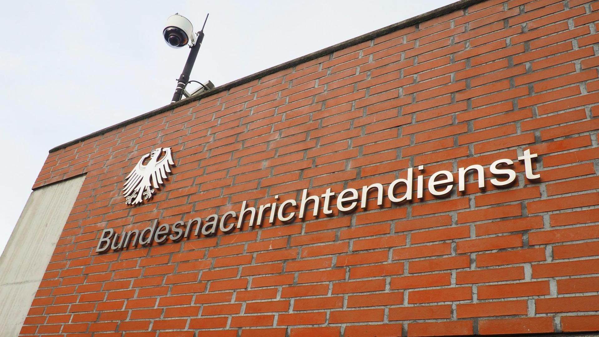 "Bundesnachrichtendienst" steht an einem Gebäude des BND in Berlin im Bezirk Steglitz/Zehlendorf unter einer Überwachungskamera und neben dem Bundesadler, aufgenonmmen am 20.12.2015.