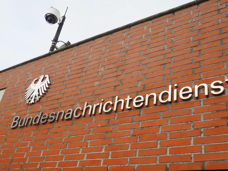 "Bundesnachrichtendienst" steht an einem Gebäude des BND in Berlin im Bezirk Steglitz/Zehlendorf unter einer Überwachungskamera und neben dem Bundesadler, aufgenonmmen am 20.12.2015.