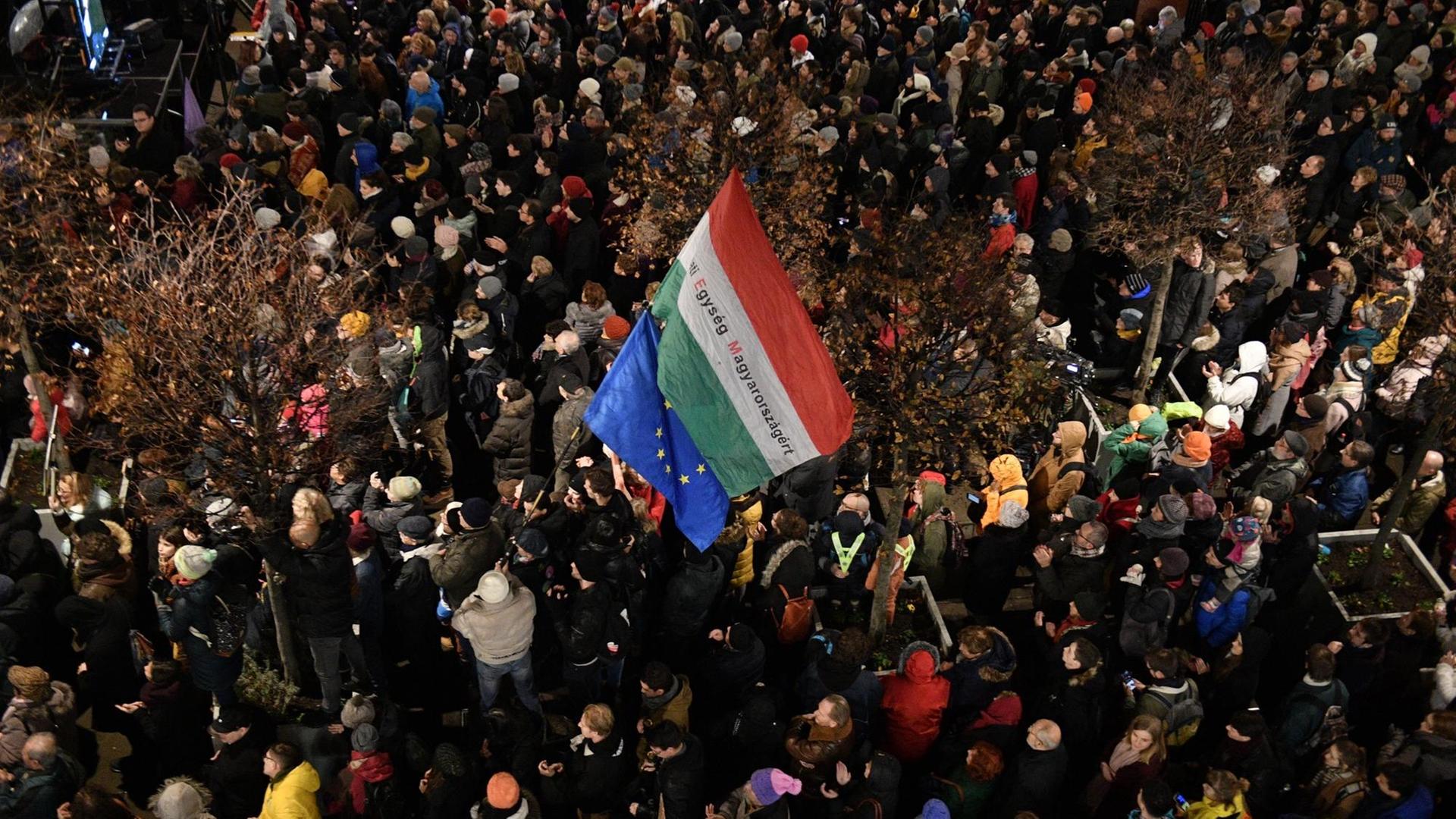 Demonstranten in Budapest, die gegen ein umstrittenes Kulturgesetz protestieren.