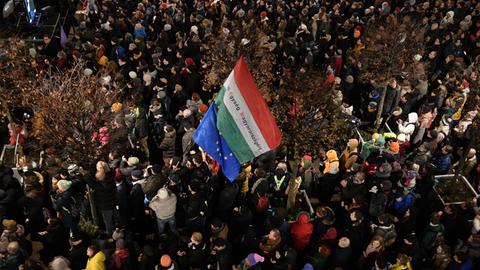 Demonstranten in Budapest, die gegen ein umstrittenes Kulturgesetz protestieren.