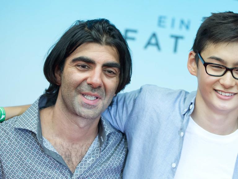Der Regisseur Fatih Akim (links) und der Jung-Schauspieler Anand Batbileg bei der Weltpremiere des Kinofilms "Tschick" im Kino International in Berlin