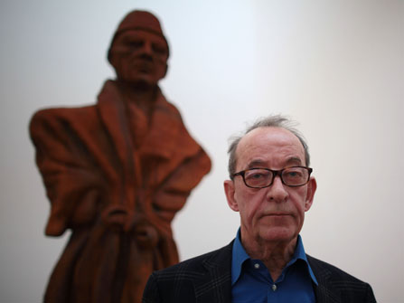 Der Direktor des Museums Ludwig in Köln, Kasper König, steht vor der Skulptur "Vater Staat" von Thomas Schütte.
