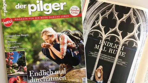 Die Zeitschriften Der Pilger und Flow (aufgeschlagen) - beide mit Texten wie "Endlich mal durchatmen" beziehungsweise "Endlich mal Ruhe"(Bild: Deutschlandfunk / Christiane Florin)