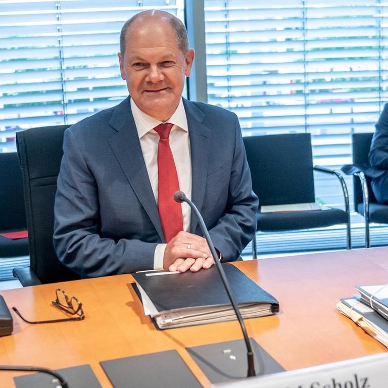 Berlin: Olaf Scholz (SPD), Bundesminister der Finanzen, wartet auf den Beginn einer Sitzung des Bundestags-Finanzausschusses zum Wirecard-Skandal. 