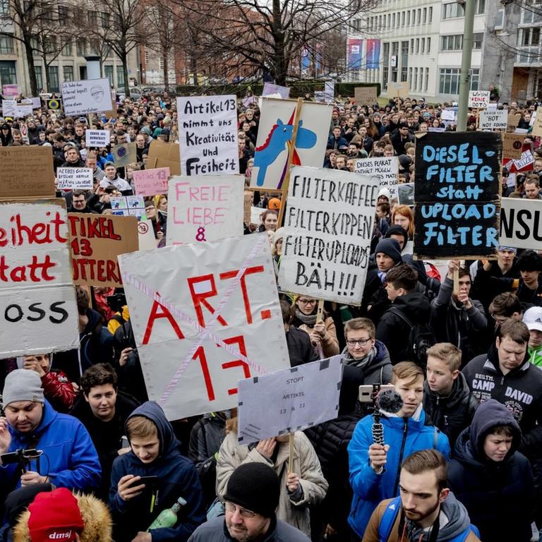 Das Foto zeigt Teilnehmer des Bündnisses «Berlin gegen 13» gegen Uploadfilter und EU-Urheberrechtsreform im Artikel 13. Sie protestieren am Axel-Springer-Hochhaus.