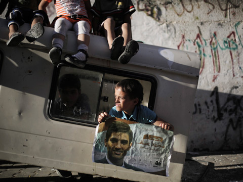 Rückkehr des Stars in den Gazastreifen: Tausende Fans, darunter ein kleiner Junge, warten auf Mohammed Assaf.