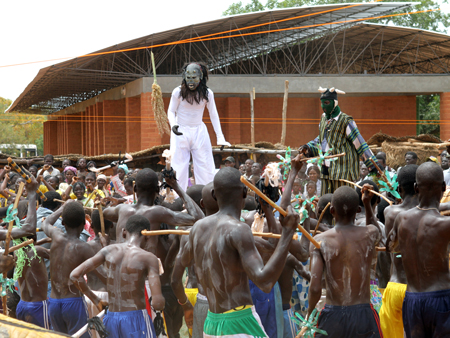 Christoph Schlingensiefs Operndorf Afrika in Burkina Faso wurde im Oktober 2011 mit einer großen Feier eröffnet.
