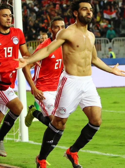 Fußball, Afrika Cup Quali, Ägypten - Tunesien: Mohamed Salah aus dem ägyptischen Team feiert sein Tor im Qualifikationsspiel gegen Tuniesien.