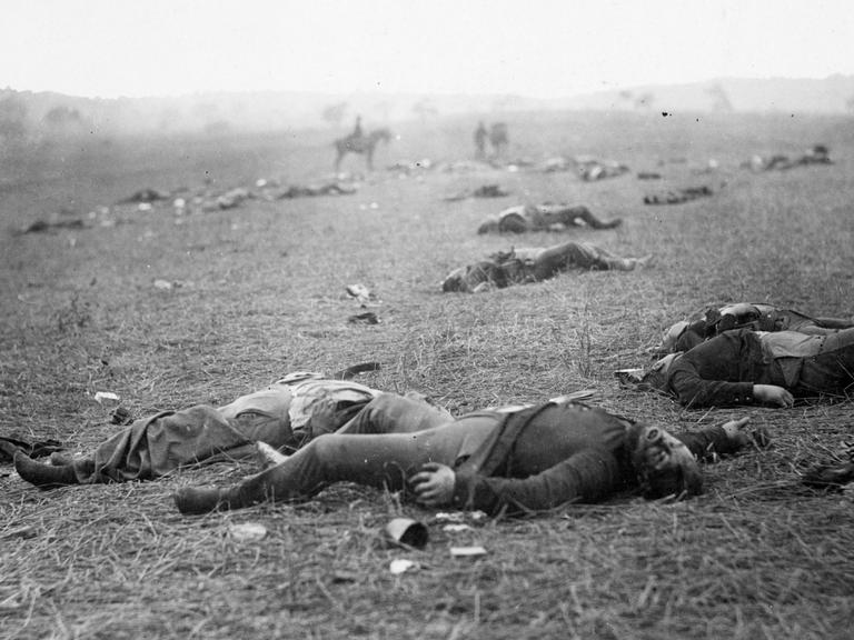 Auf dem Bild zu sehen ist das mit Verletzten und Toten übersäte Schlachtfeld von Gettysburg.