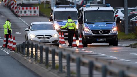 Polizeibeamte kontrollieren Fahrzeuge am Berliner Flughafen in Schönefeld.