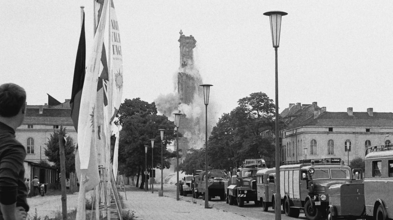 Sprengung der Ruine der Potsdamer Garnisonkirche am 19.06.1968. 