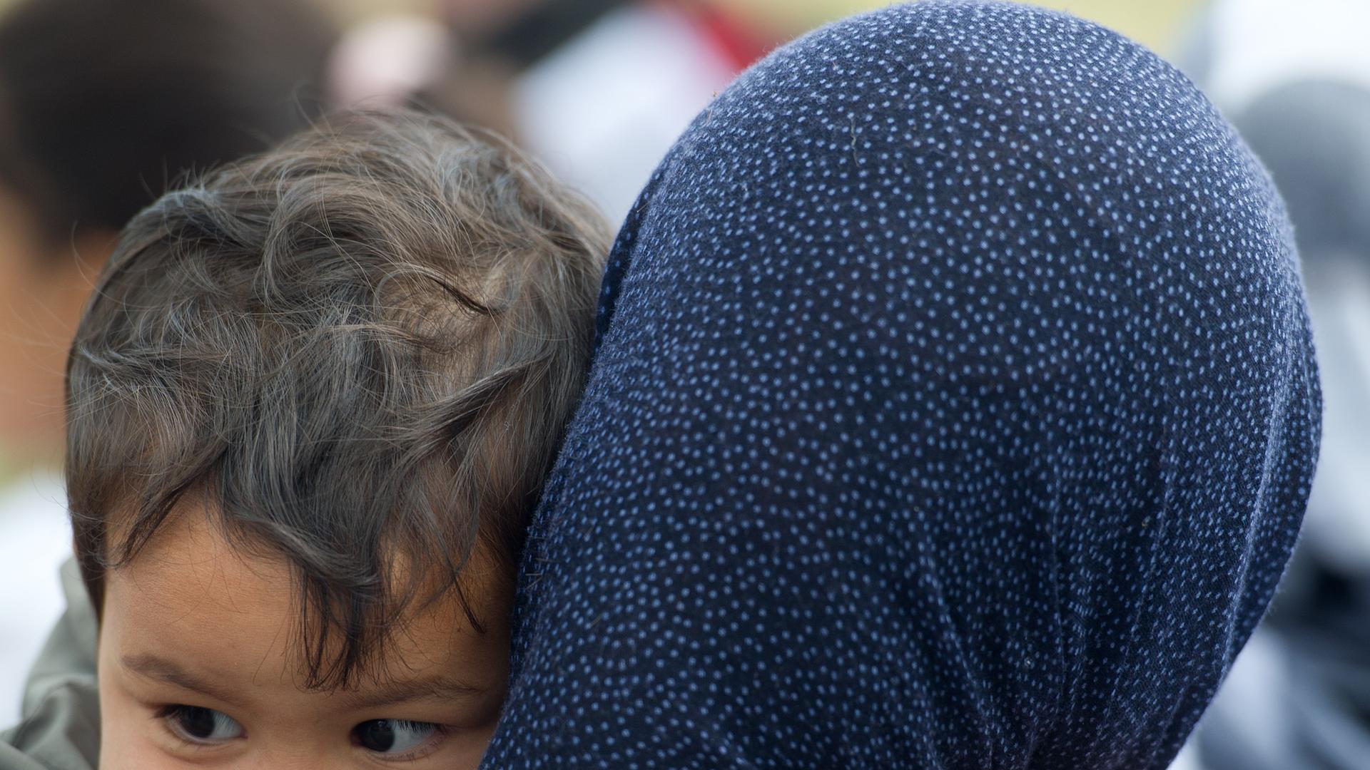 Asylbewerberin mit Kind auf dem Gelände der Zentralen Ausländerbehörde des Landes Brandenburg in Eisenhüttenstadt