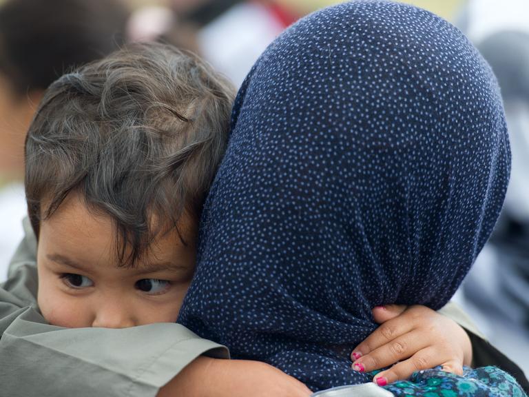 Asylbewerberin mit Kind auf dem Gelände der Zentralen Ausländerbehörde des Landes Brandenburg in Eisenhüttenstadt
