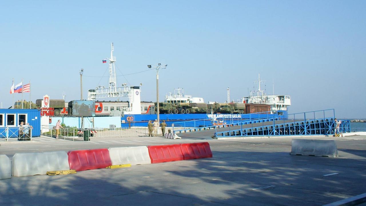 Hafenausschnitt, Militär-LKW fahren auf ein Schiff