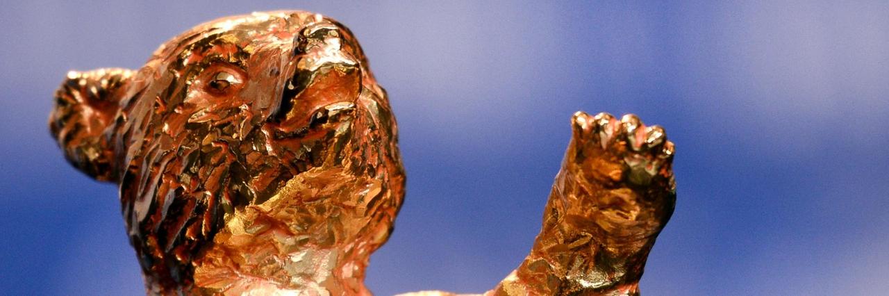 Eine der Auszeichnungen der Berlinale, ein "Goldener Bär", in Nahaufnahme. 