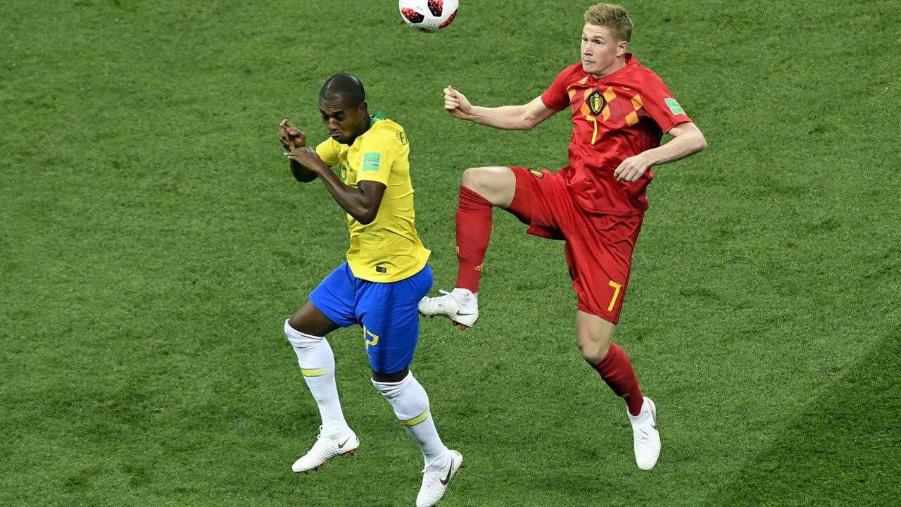 Der Brasilianer Fernandinho in Aktion gegen den Belgier Kevin De Bruyne.