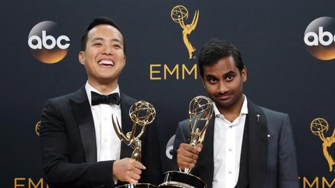Aziz Ansari und Alan Yang posieren während der Feier der 68. Emmy Awards im Microsoft Theater in Los Angeles. Sie wurden für ihre Comedy-Serie "Master of None" ausgezeichnet.