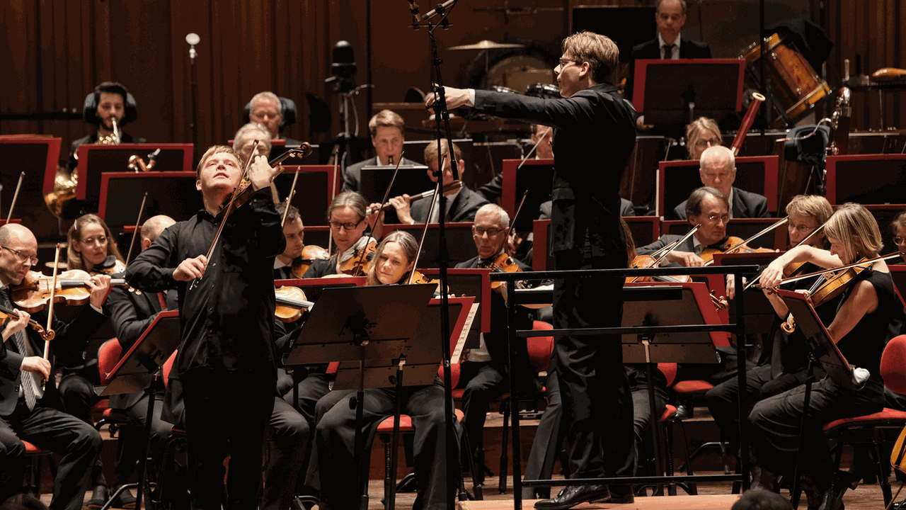 Der Dirigent Karl Mäkelä, der Geiger Pekka Kuusisto und das Schwedische Rundfunksinfonieorchester bei einem Konzert in der Berwaldhallen Stockholm am 31.01.2020