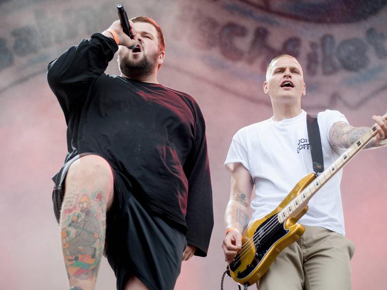 Der Sänger Jan "Monchi" Gorkow (l.) und der Bassist Kai Irrgang von der Band Feine Sahne Fischfilet.