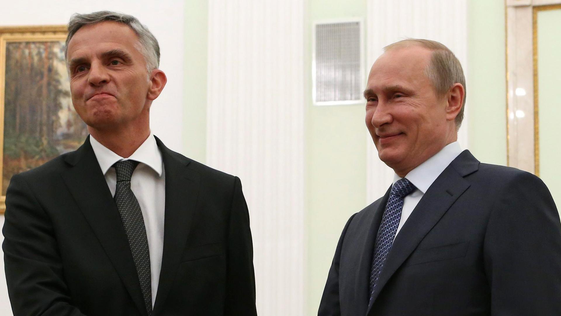 OSZE-Chef Didier Burkhalter (l.) mit Russlands Präsident Wladimir Putin
