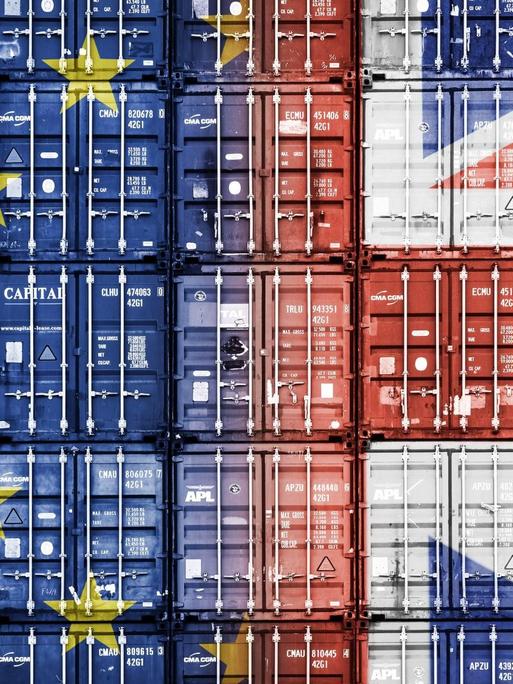 Eine Fotomontage zeigt gestapelte Container mit den Fahnen von Großbritannien und der EU