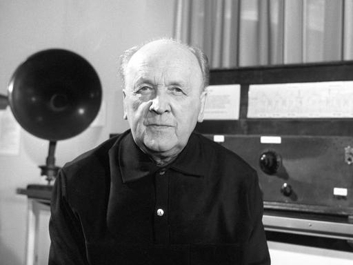 Alfred Braun, Schauspieler, Regisseur, Funkreporter, Rundfunkpionier und Chefreporter der "Berliner Funkstunde", sitzt in einem Studio vorm Mikrofon