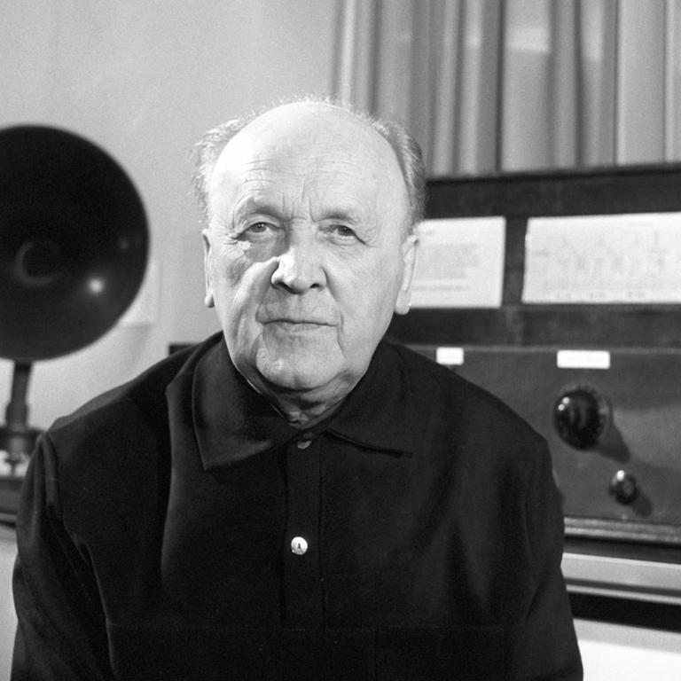 Alfred Braun, Schauspieler, Regisseur, Funkreporter, Rundfunkpionier und Chefreporter der "Berliner Funkstunde", sitzt in einem Studio vorm Mikrofon