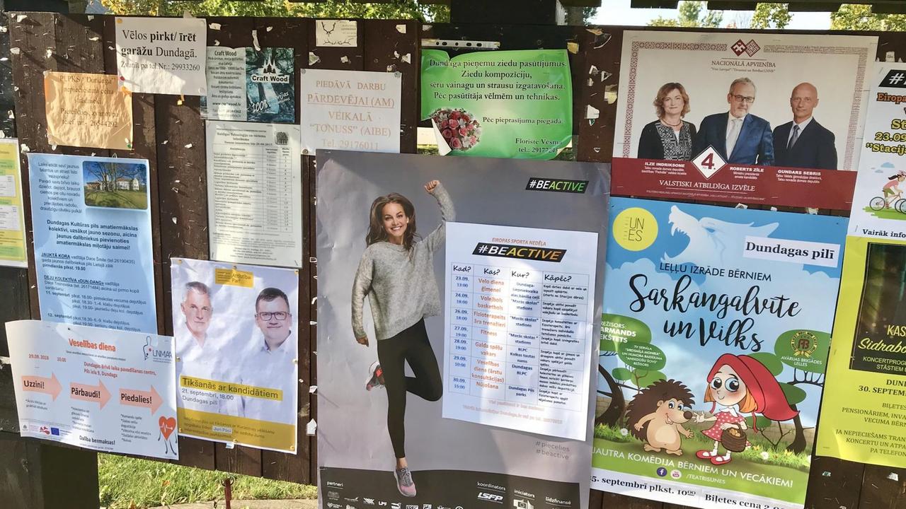 Wahlwerbung in Kurzeme, der westlichen Provinz von Lettland. Hier liegen mit Liepaja und Ventspils zwei der meistbesuchten Städte des Landes.