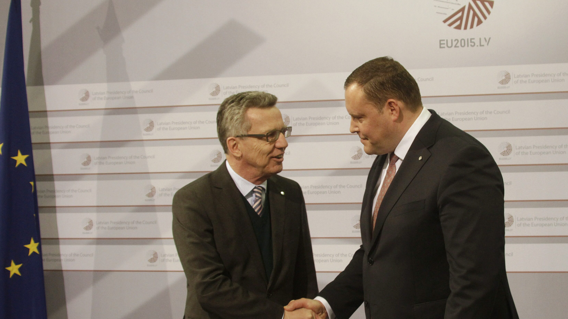 Der lettische Innenminister Rihards Kozlovskis begrüßt Thomas de Mazière, den deutschen Innenminister.