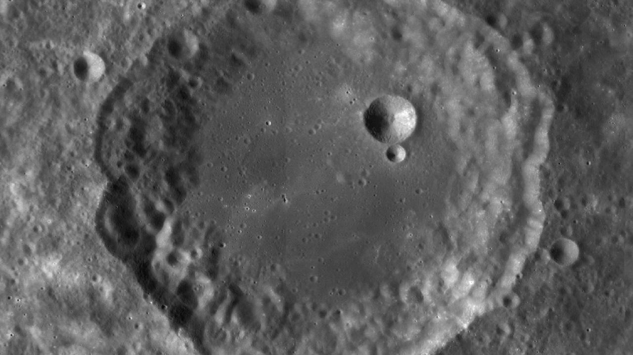 1970 wurde nach Al-Biruni ein 80 km großer Krater am Rand der von der Erde sichtbaren Mondseite benannt 