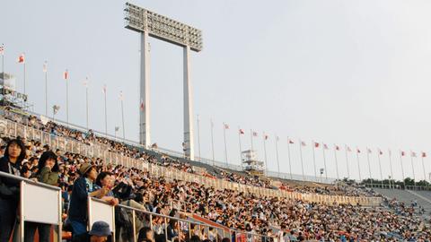 Besucher der "Japan Night" im alten Nationalstadion von Tokyo, das für die kommenden Olympischen Spiele abgerissen werden soll.