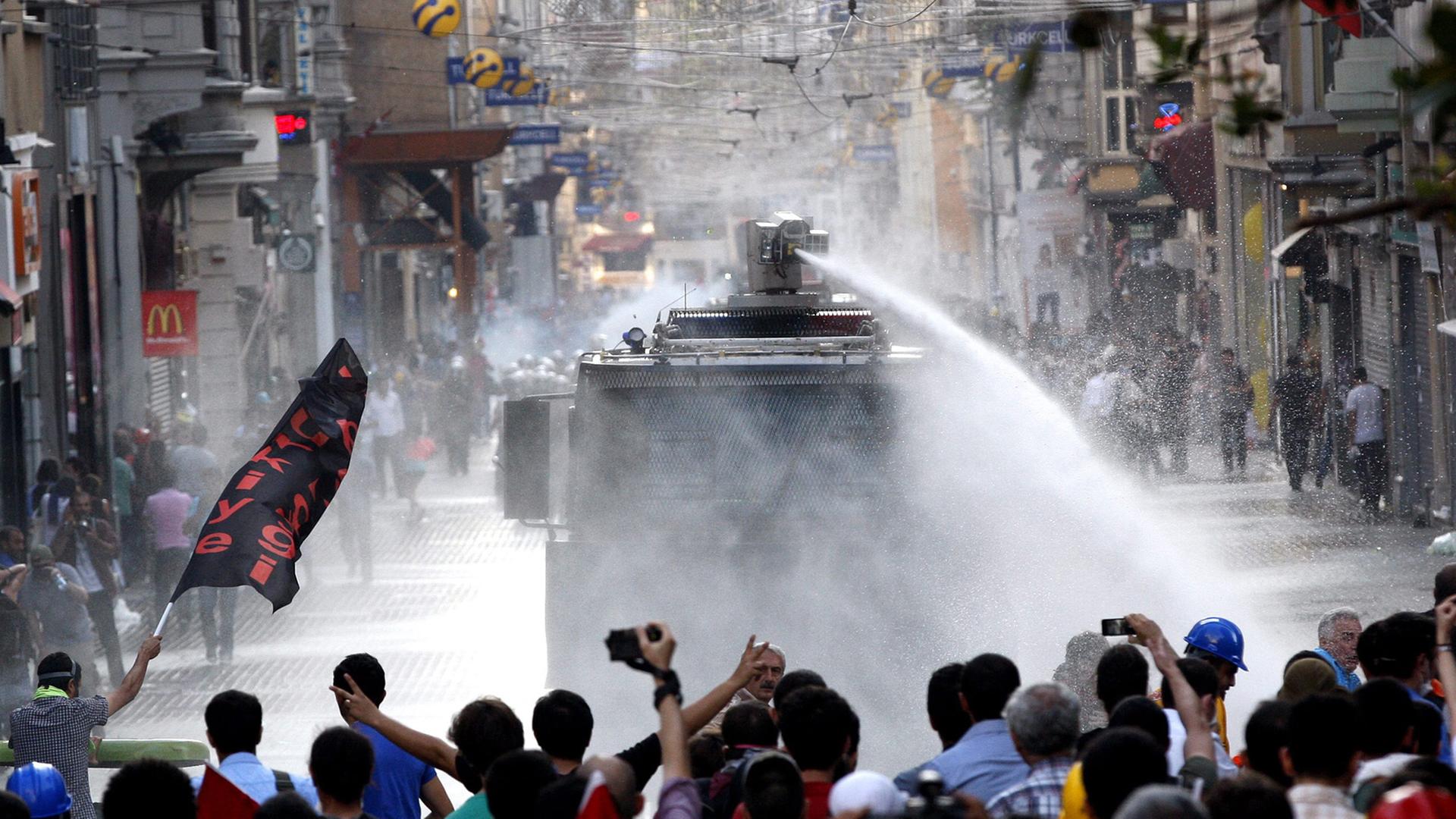 Wasserwerfer der Istanbuler Polizei im Einsatz gegen Demonstranten.