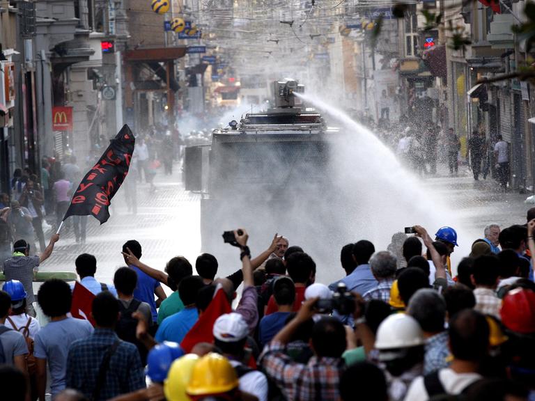 Wasserwerfer der Istanbuler Polizei im Einsatz gegen Demonstranten.