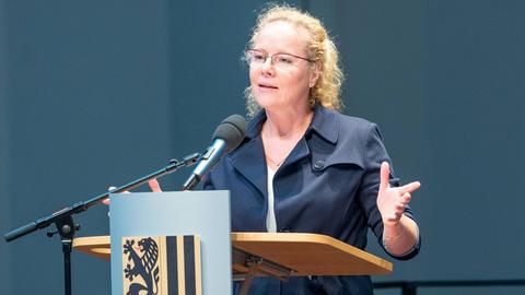 Frauke Roth von der Dresdner Philharmonie hält im Rahmen Verleihung des Kunstpreises und der Förderpreise der Landeshauptstdt Dresden die Laudatio im Festspielhaus Hellerau