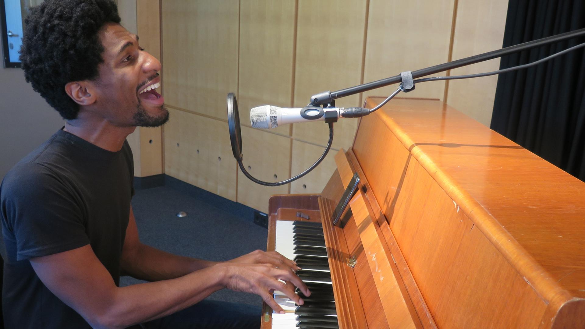 Musikalischer Leiter der Late Night-Show von Stephen Colbert und Solo-Künstler: Jonathan Batiste Musikalischer Leiter der Late Night-Show von Stephen Colbert und Solo-Künstler: Jonathan Batiste