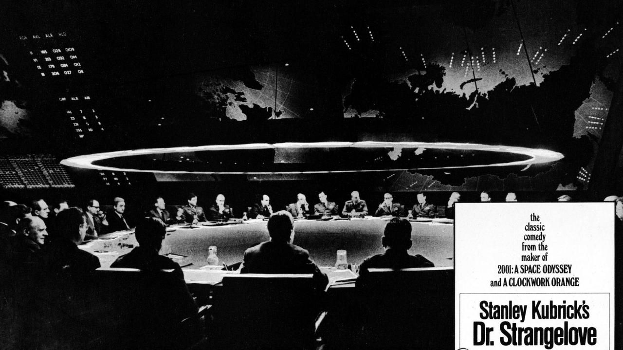 Ein Fimposter zeigt Ken Adams bekanntestes Szenenbild: den düsteren  War Room in Stanley Kubricks Militärsatire "Dr. Seltsam oder: Wie ich lernte, die Bombe zu lieben "