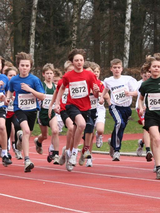 Kinder laufen bei einem Leichtathletikwettkampf