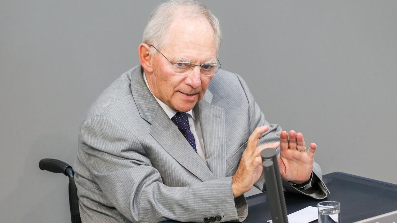 Schäuble spricht im Bundestag, in seinem Rollstuhl sitzend. 