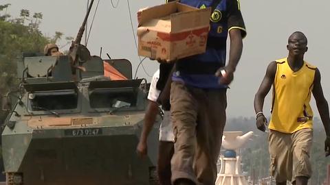 Französische Soldaten in einem gepanzerten Fahrzeug bei einer Patrouille am 26. Dezember 2013 in Bangui in der zentralafrikanischen Republik.