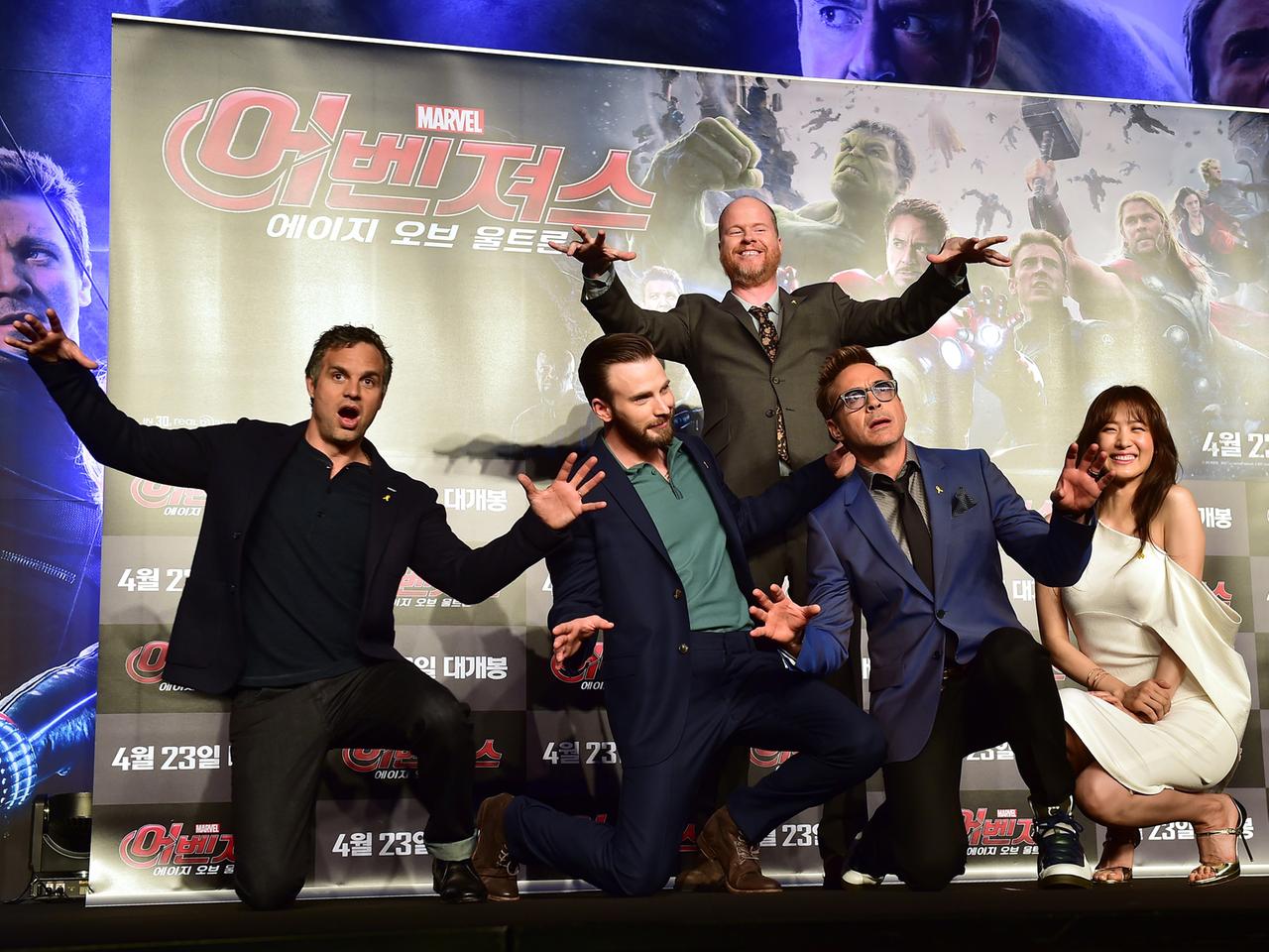 Die Schauspieler Mark Ruffalo, Chris Evans, Robert Downey Jr. und Kim Soo-Hyun sowie Regisseur Joss Whedon posieren vor einem Filmplakat von "Avengers: Age Of Ultron"