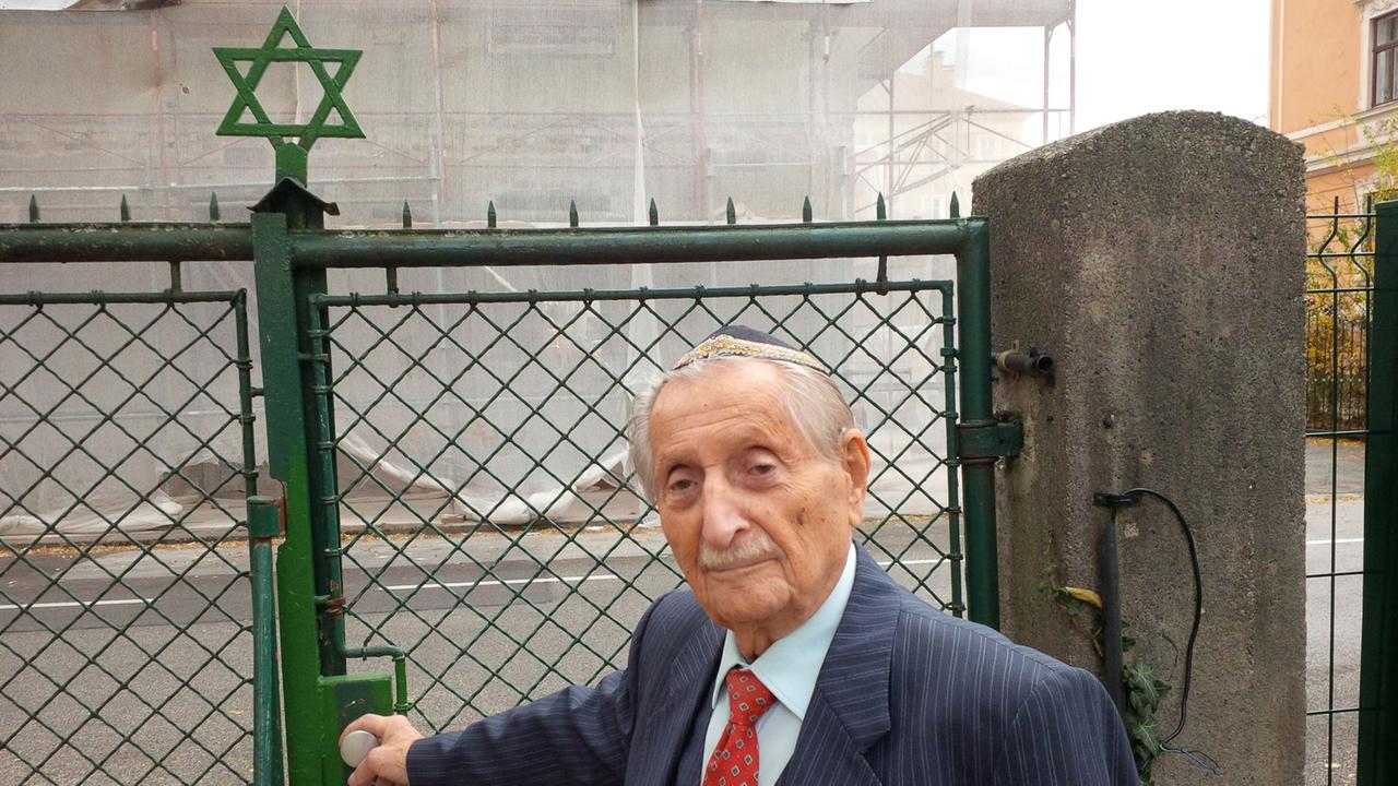 Marko Max Feingold, 102 Jahre alt, vor der Synagoge Salzburg.