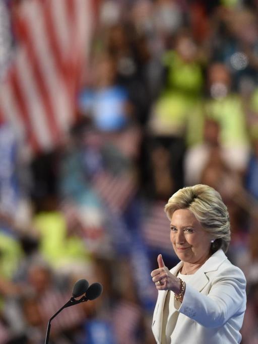 Hillary Clinton lässt sich auf dem Parteitag der US-Demokraten feiern, sie hält den Daumen hoch.