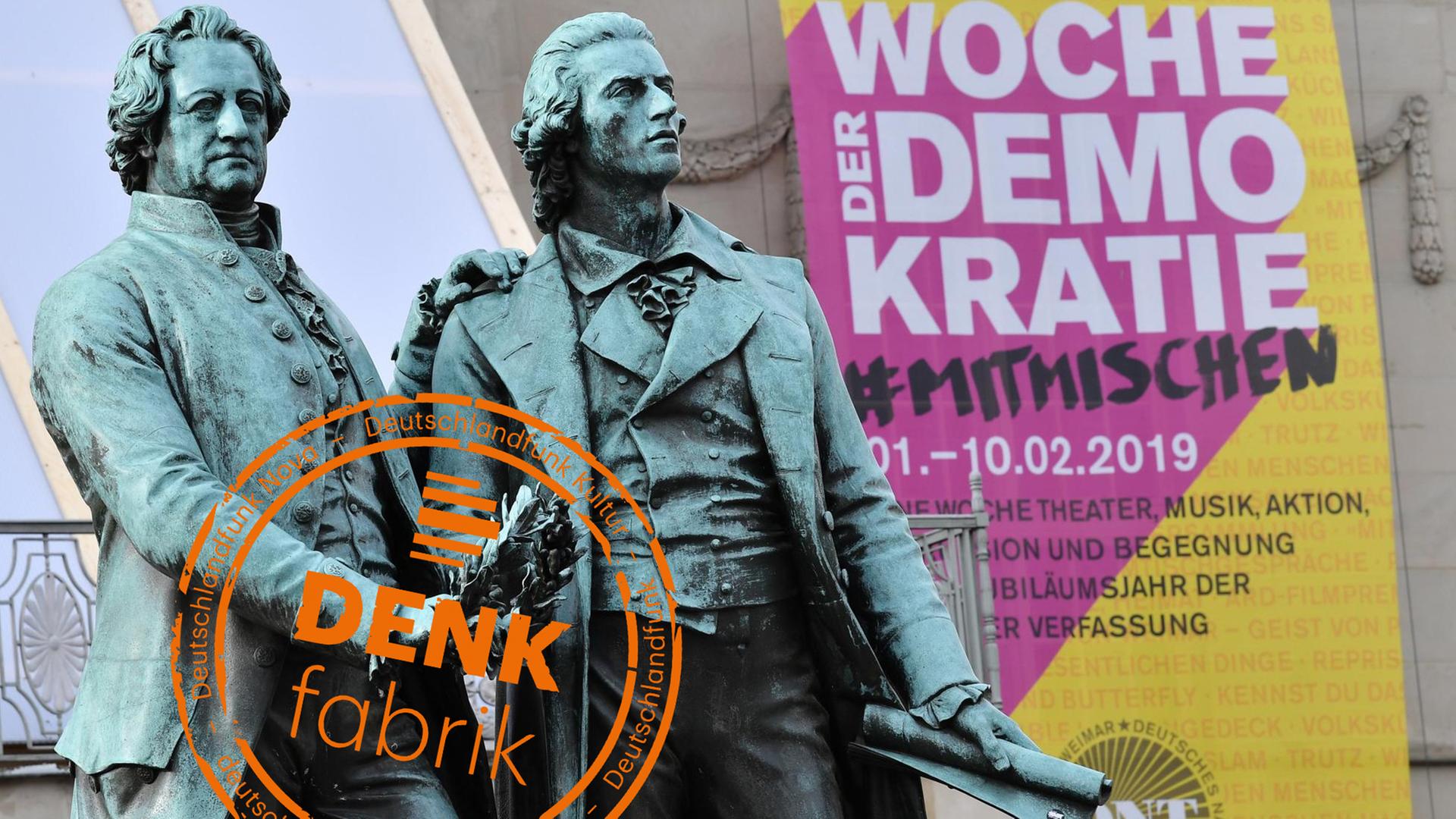 Ein Banner mit der Aufschrift «Woche der Demokratie» hängt am Deutschen Nationaltheater, davor steht das Goethe-Schiller-Denkmal auf dem Theaterplatz. Hier kam am 6. Februar vor 100 Jahren die Nationalversammlung erstmals zusammen.