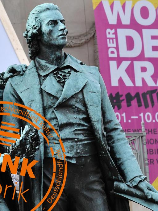 Ein Banner mit der Aufschrift «Woche der Demokratie» hängt am Deutschen Nationaltheater, davor steht das Goethe-Schiller-Denkmal auf dem Theaterplatz. Hier kam am 6. Februar vor 100 Jahren die Nationalversammlung erstmals zusammen.