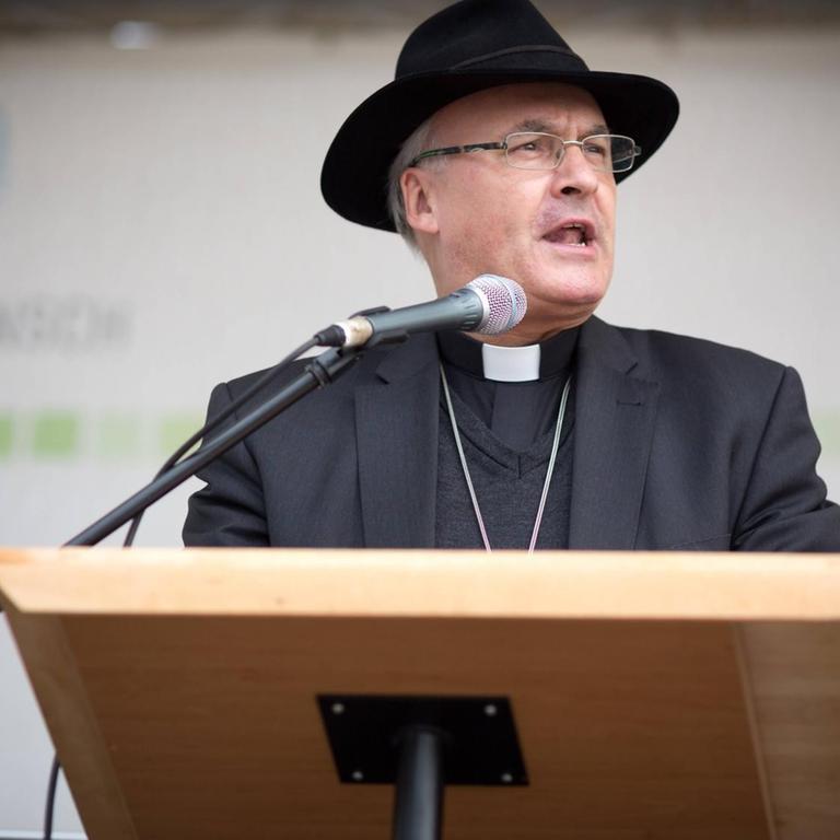 Der Regensburger Bischof Rudolf Voderholzer auf der Auftaktkundgebung des "Marsch für das Leben" im September 2016.