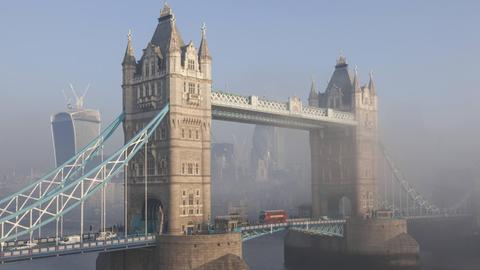 Die Tower Bridge in London im Nebel.