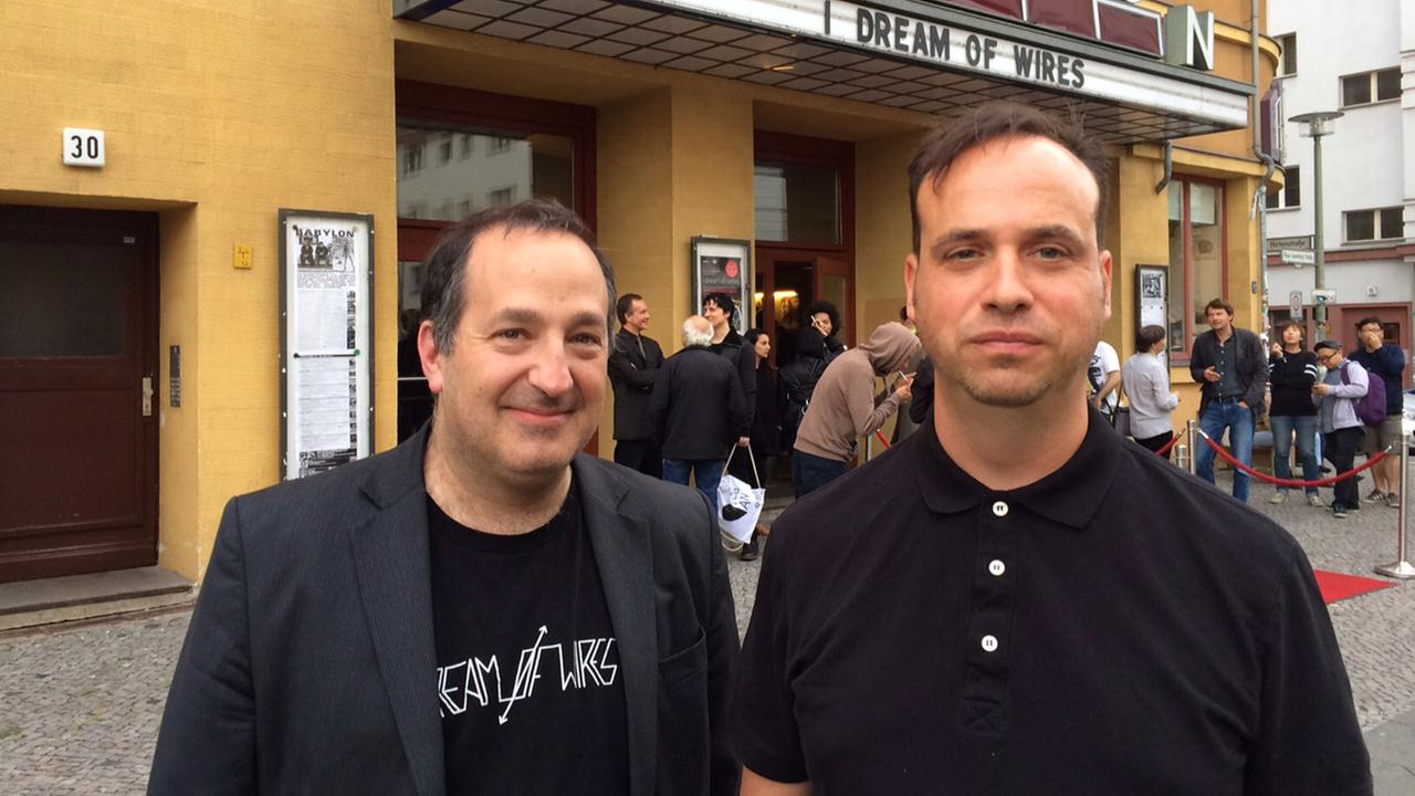 Regisseur Robert Fantinatto (links) und Jason Amm a.k.a. Solvent (Co-Autor, Soundtrack) vor dem Kino Babylon in Berlin.
