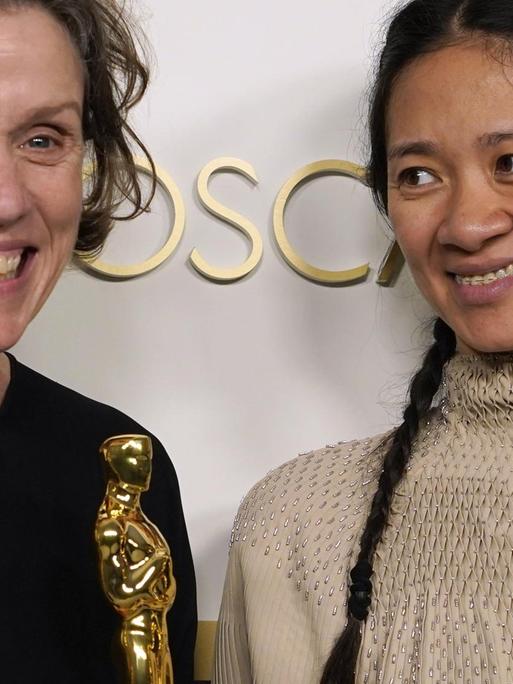 Frances McDormand und Chloe Zhao zeigen ihre Oscar-Statuen